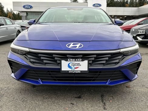 Certified 2025 Hyundai Elantra SE FWD image 2