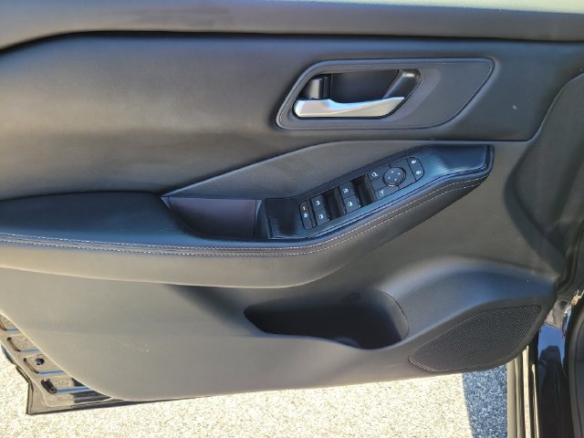 Used 2025 Nissan Rogue SV FWD image 8