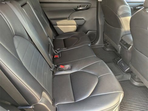 Used 2023 Toyota Highlander XLE image 13
