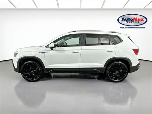 Used 2024 Volkswagen Taos SE image 8