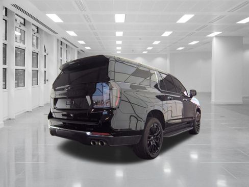 Used 2025 Chevrolet Suburban Premier RWD image 3
