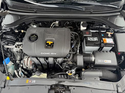 Used 2017 Hyundai Elantra SE image 25