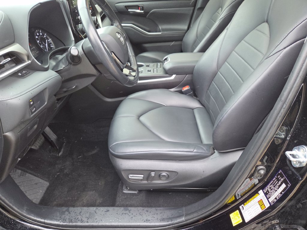 Used 2021 Toyota Highlander XLE AWD/4WD image 6