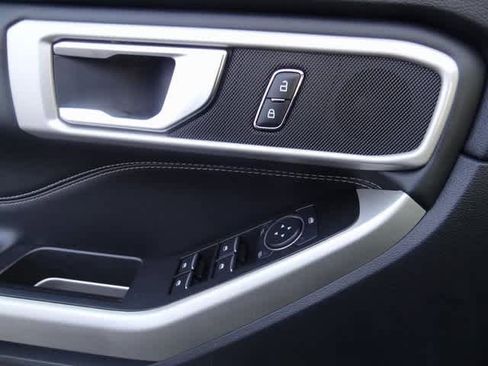 Used 2022 Ford Explorer XLT image 16