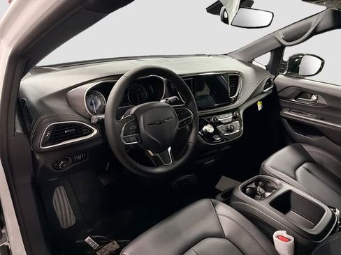 New 2026 Chrysler Pacifica Select image 10