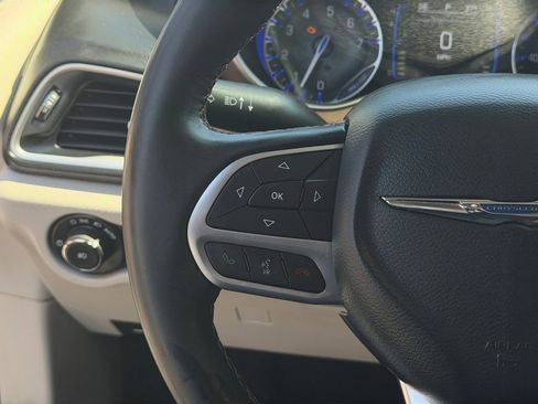 Used 2017 Chrysler Pacifica Touring-L FWD image 20