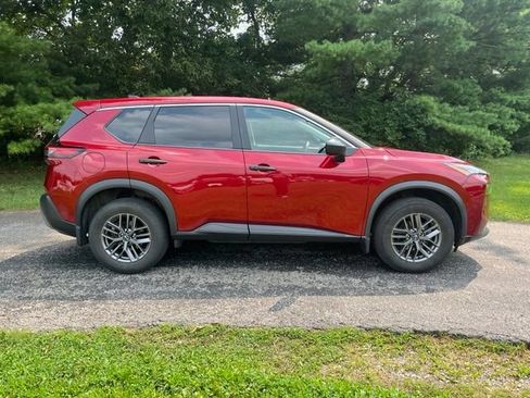 Used 2023 Nissan Rogue S AWD/4WD image 2