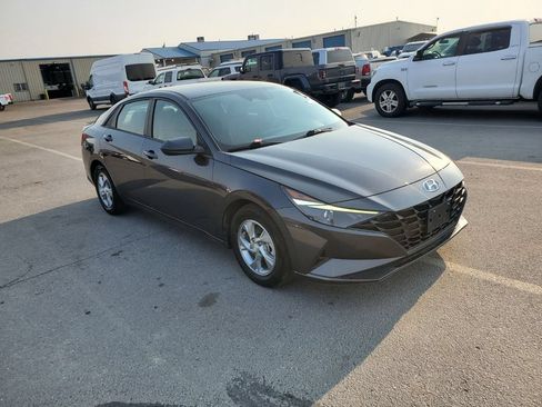 Used 2021 Hyundai Elantra SE FWD image 2