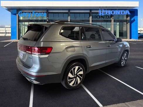 Used 2024 Volkswagen Atlas SE AWD/4WD image 2