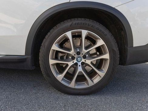 Used 2024 BMW X5 xDrive50e image 3