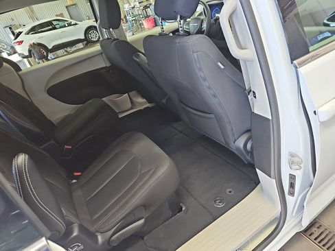 Used 2023 Chrysler Voyager LX FWD image 8