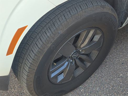 Used 2025 Nissan Frontier SV image 14