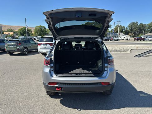 Used 2024 Jeep Compass Trailhawk AWD/4WD image 12