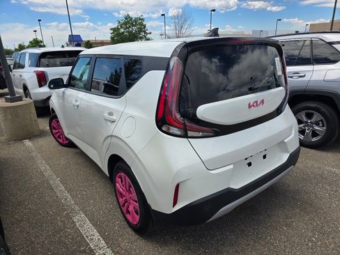 Used 2023 Kia Soul LX FWD image 2