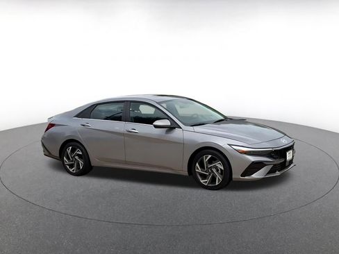 Used 2025 Hyundai Elantra SEL image 2