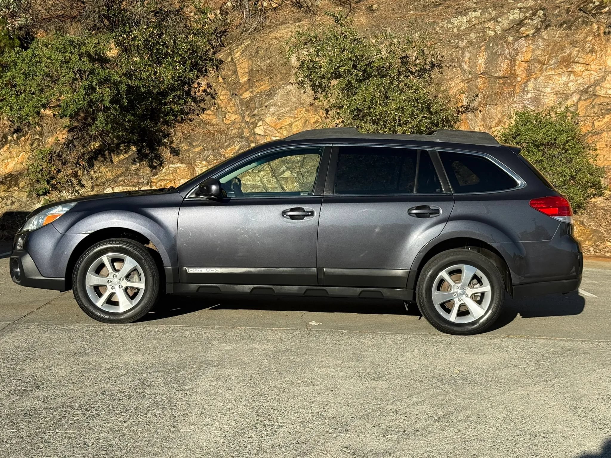 Used 2013 Subaru Outback 3.6R Limited w/ Moonroof Pkg AWD/4WD image 2