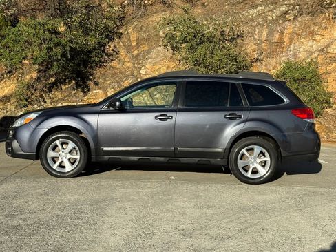 Used 2013 Subaru Outback 3.6R Limited w/ Moonroof Pkg AWD/4WD image 2