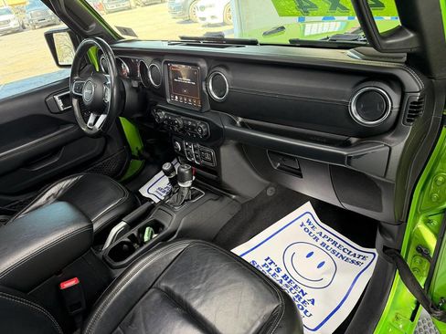 Used 2019 Jeep Wrangler Unlimited Sahara image 30