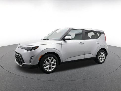 Used 2025 Kia Soul LX w/ LX Technology Package FWD image 3