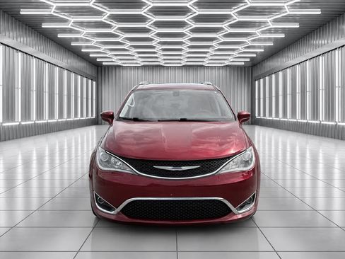Used 2020 Chrysler Pacifica Touring-L w/ Tire & Wheel Group FWD image 3