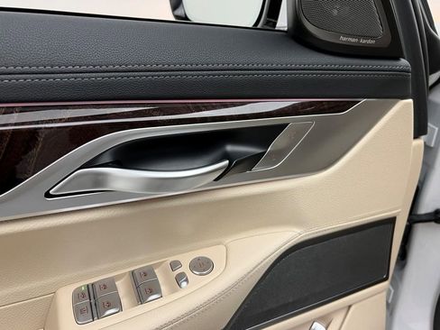 Used 2022 BMW 740i image 28