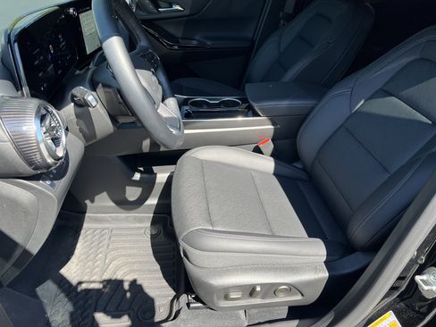 Used 2025 Chevrolet Equinox LT w/ Convenience Package II FWD image 9