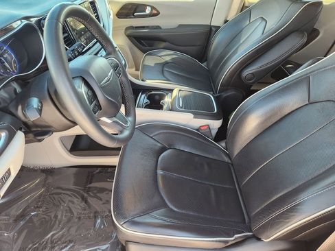 Used 2024 Chrysler Pacifica Limited FWD image 13
