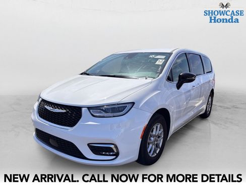 Used 2024 Chrysler Pacifica Touring FWD image 2