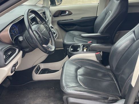 Used 2018 Chrysler Pacifica Touring-L FWD image 2