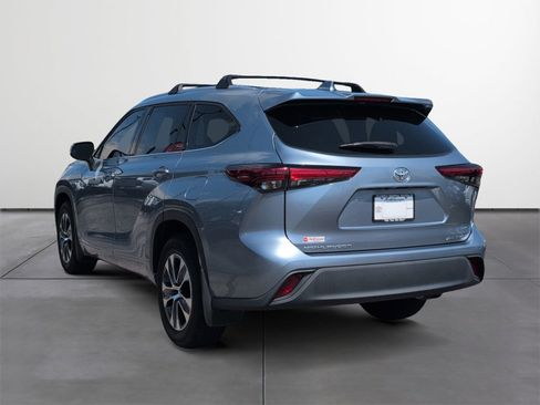 Used 2021 Toyota Highlander XLE AWD/4WD image 4