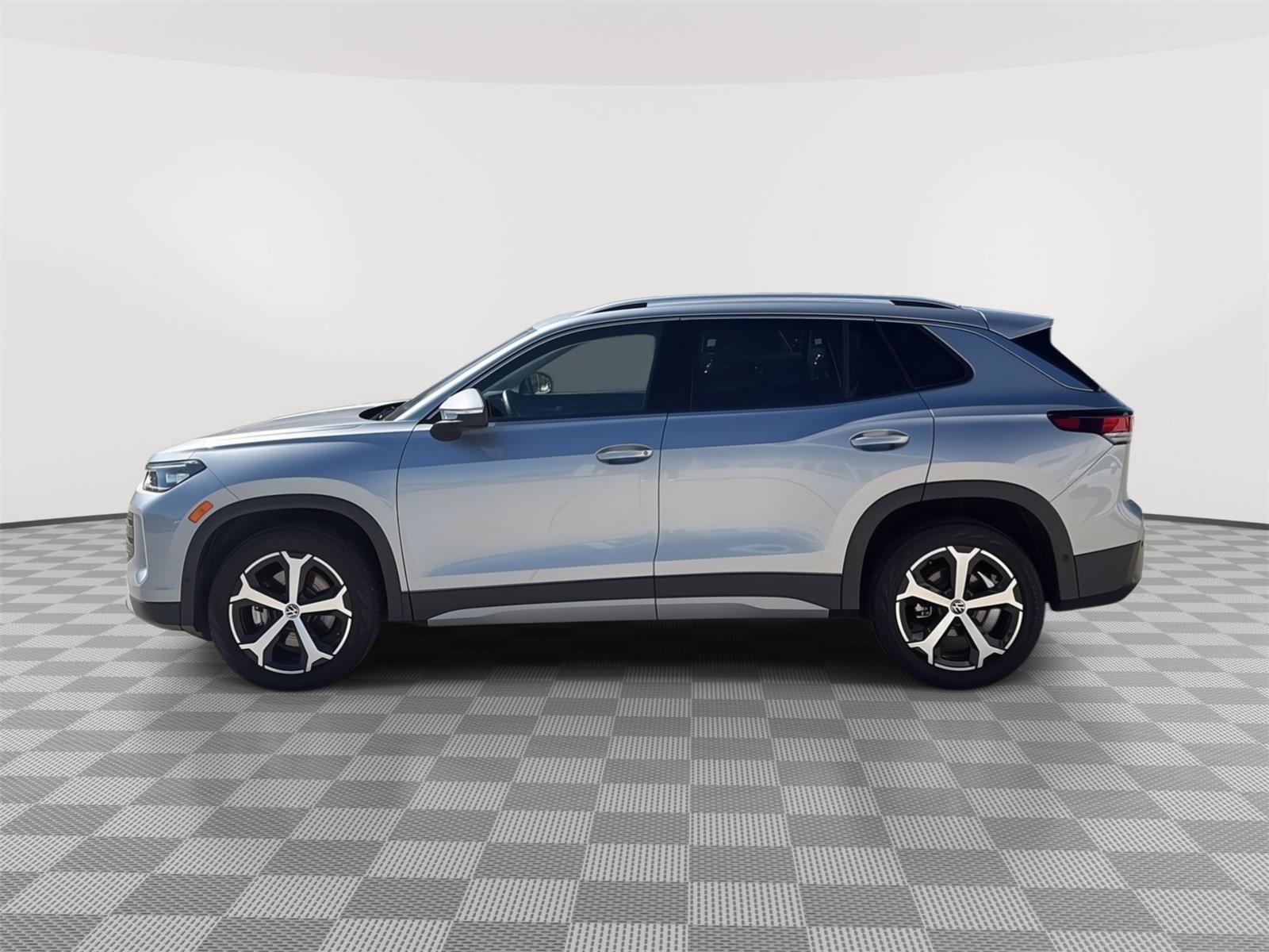 Used 2025 Volkswagen Tiguan SE w/ Panoramic Sunroof Package AWD/4WD image 9