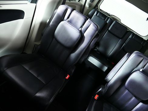 Used 2015 Chrysler Town & Country Touring w/ Driver Convenience Group FWD image 12
