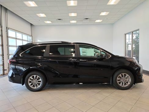 New 2026 Toyota Sienna XLE image 2