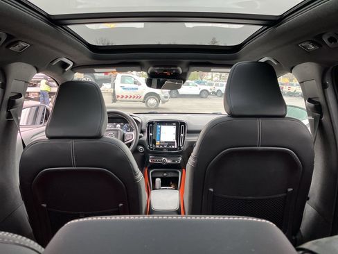 Used 2021 Volvo XC40 T5 R-Design image 32