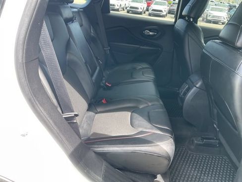 Used 2022 Jeep Cherokee Trailhawk AWD/4WD image 16