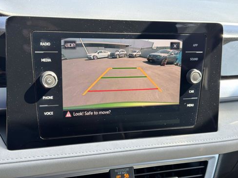 Used 2025 Volkswagen Taos SE w/ Panoramic Sunroof Package FWD image 27