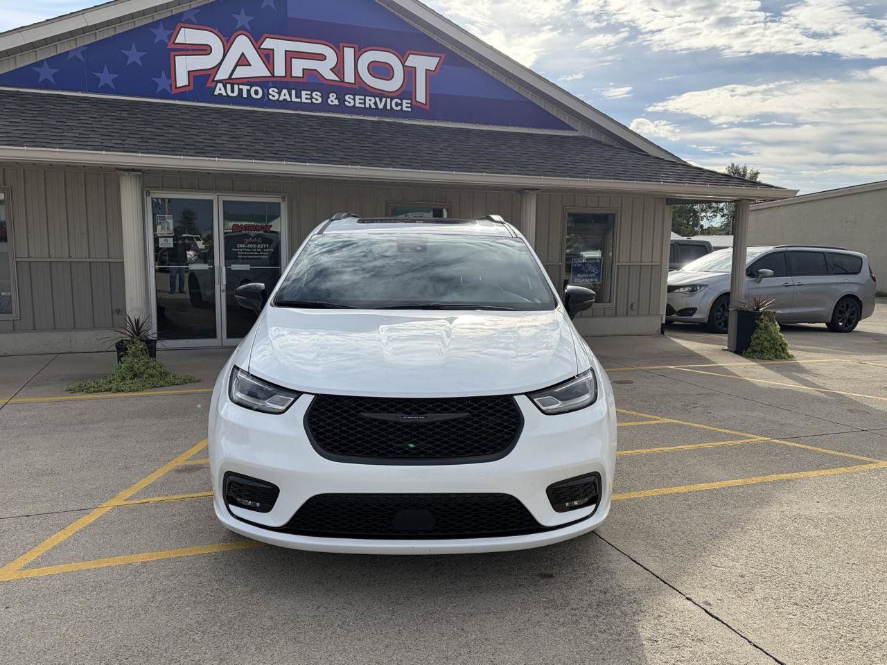 Used 2025 Chrysler Pacifica Limited FWD image 2