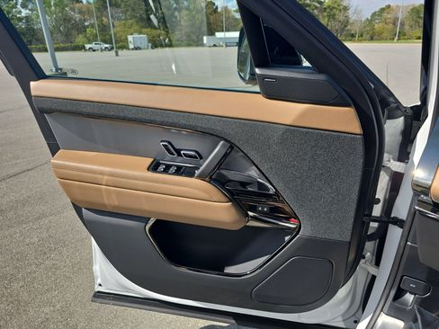 Used 2024 Land Rover Range Rover Sport SE image 27