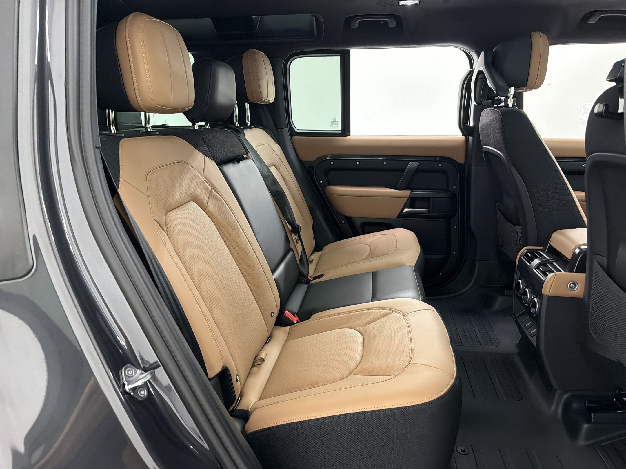 New 2026 Land Rover Defender 110 V8 AWD/4WD image 34