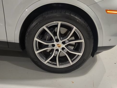 Used 2025 Porsche Cayenne AWD/4WD image 6