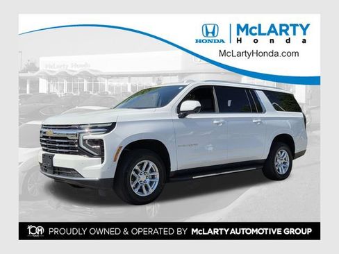 Used 2025 Chevrolet Suburban LT RWD image 1