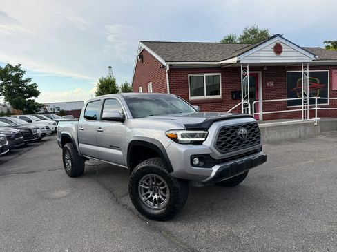 Used 2020 Toyota Tacoma TRD Off-Road w/ TRD Premium Off Road Package AWD/4WD image 3