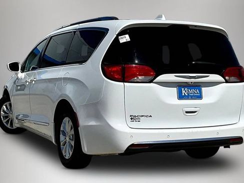 Used 2018 Chrysler Pacifica Touring-L FWD image 4