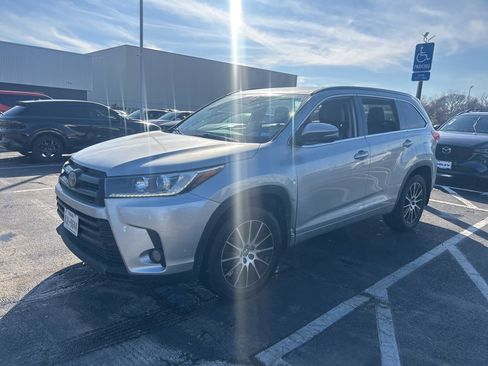 Used 2018 Toyota Highlander image 1