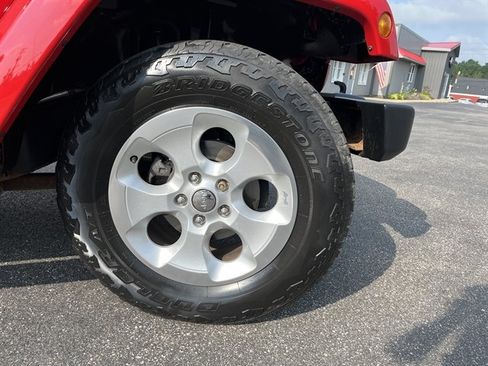 Used 2014 Jeep Wrangler Unlimited Sahara w/ Connectivity Group AWD/4WD image 6
