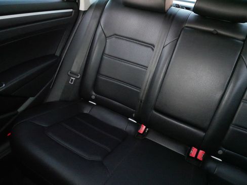 Used 2017 Volkswagen Passat 1.8T R-Line image 13