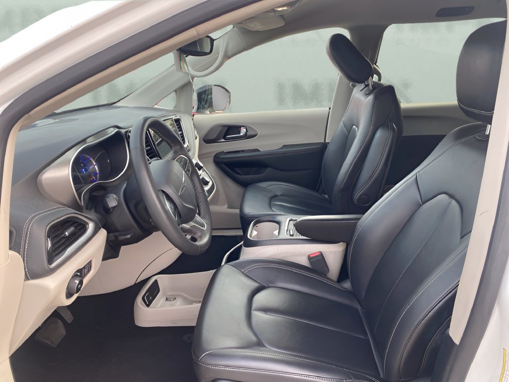 Used 2024 Chrysler Pacifica Limited FWD image 9
