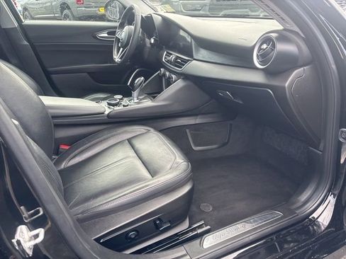 Used 2018 Alfa Romeo Giulia Base image 12