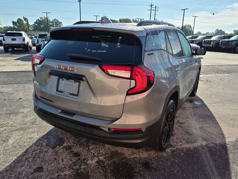 Used 2024 GMC Terrain SLE w/ Driver Convenience Package FWD image 4