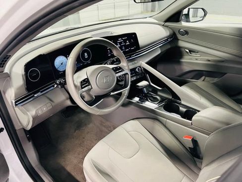 Used 2025 Hyundai Elantra SEL FWD image 23